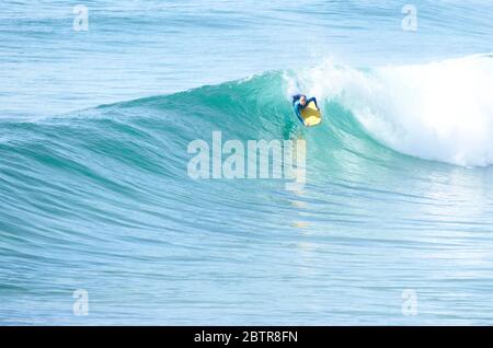 Surfen am Culburra Beach, New South Wales, Australien, Nahaufnahme von Surfern aus den Wellen Stockfoto