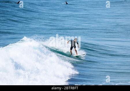 Surfen am Culburra Beach, New South Wales, Australien, Nahaufnahme von Surfern aus den Wellen Stockfoto