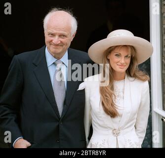 Jemima Goldsmith und Vater James Goldsmith an ihrem Hochzeitstag mit Imran Khan. Jemima ist die Tochter des Milliardärs Sir James Goldsmith und Imran ist n Stockfoto