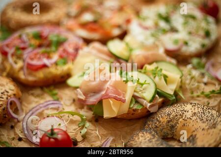 Zusammensetzung aus verschiedenen hausgemachten Bagels Sandwiches mit Sesam und Mohn Samen Stockfoto