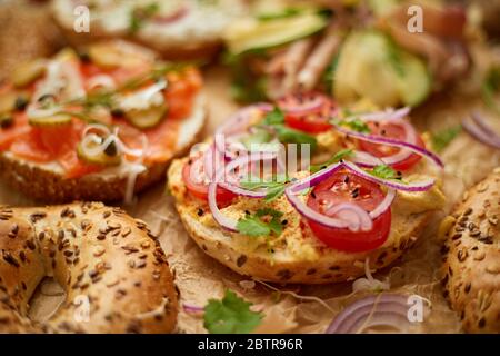 Zusammensetzung aus verschiedenen hausgemachten Bagels Sandwiches mit Sesam und Mohn Samen Stockfoto