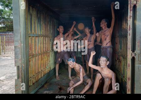 Szenen des Bürgerkriegs im Kokosnussbaum Gefängnis auf der Insel Phu Quoc - einem Thoi Gebiet in Vietnam. Realistische Szenen mit Puppen. Stockfoto