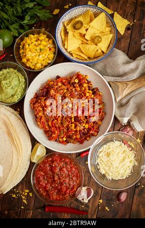 Mexikanisches Essen. Gemüsebrühe. Serviert auf Pfanne. Tortilla Guacamole, Salsa, Chili und Bohnen Stockfoto