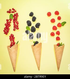 Drei Eiszapfen mit verschiedenen Beeren. Sommerkonzept. Stockfoto