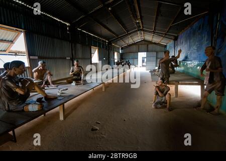 Szenen des Bürgerkriegs im Kokosnussbaum Gefängnis auf der Insel Phu Quoc - einem Thoi Gebiet in Vietnam. Realistische Szenen mit Puppen. Stockfoto