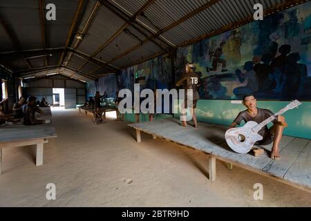 Szenen des Bürgerkriegs im Kokosnussbaum Gefängnis auf der Insel Phu Quoc - einem Thoi Gebiet in Vietnam. Realistische Szenen mit Puppen. Stockfoto