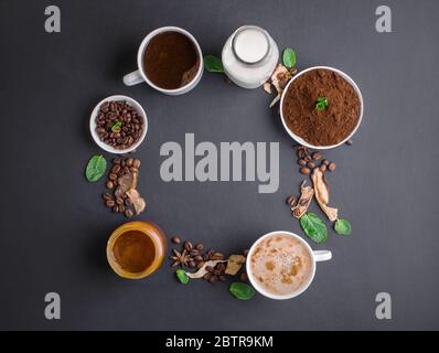 Champignon-Chaga-Kaffee Superfood Trend-Trockenpilze und frische Pilze und Kaffeebohnen auf dunklem Hintergrund mit Minze. Kaffeepause Stockfoto