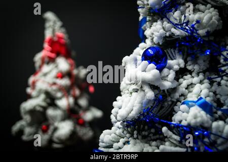 Geschmückte Schnee Weihnachtsbäume isoliert auf schwarzem Hintergrund Stockfoto