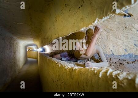 Szenen des Bürgerkriegs im Kokosnussbaum Gefängnis auf der Insel Phu Quoc - einem Thoi Gebiet in Vietnam. Realistische Szenen mit Puppen. Stockfoto