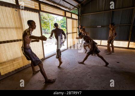 Szenen des Bürgerkriegs im Kokosnussbaum Gefängnis auf der Insel Phu Quoc - einem Thoi Gebiet in Vietnam. Realistische Szenen mit Puppen. Stockfoto