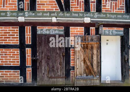 Diesdorf, Deutschland. Mai 2020. Die Gästetoilette des Freilichtmuseums Diesdorf, gut versteckt hinter einer originalen Tür des Pferdestall aus Eversdorf (1814). Im Museum wird derzeit die Dorfkirche Klein Chüden gebaut. Das Fachwerkhaus war in den letzten Monaten abgeschafft und nach Diesdorf transportiert worden. Nun wird das Kirchengebäude Teil des Freilichtmuseums. Quelle: Klaus-Dietmar Gabbert/dpa-Zentralbild/ZB/dpa/Alamy Live News Stockfoto