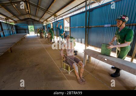 Szenen des Bürgerkriegs im Kokosnussbaum Gefängnis auf der Insel Phu Quoc - einem Thoi Gebiet in Vietnam. Realistische Szenen mit Puppen. Stockfoto