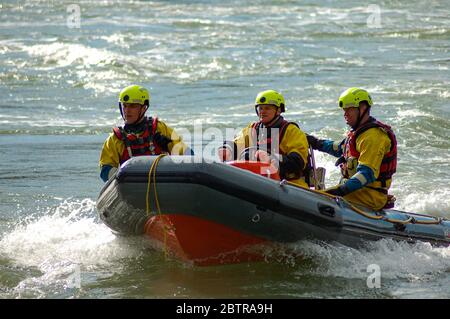 Feuerwehr übt bei Flut die Fähigkeiten beim Umgang mit Booten und bei Hochwasser an der Menai-Straße von Anglesey Stockfoto