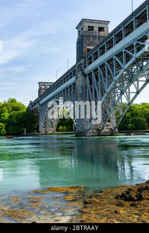 Die Britannia Bridge und Menai Strait von den Ufern von Anglesey in Nord Wales Stockfoto