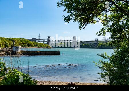 Blick auf die Menai Strait in Richtung der Britannia Bridge von den Ufern in der Nähe von Llanfairpwll auf Anglesey in Nord Wales Stockfoto