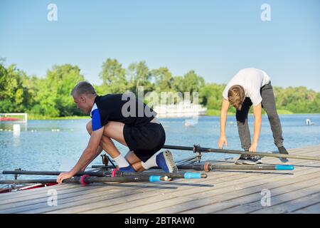 Team von zwei Teenagern, die auf dem Fluss Kajak fahren Stockfoto