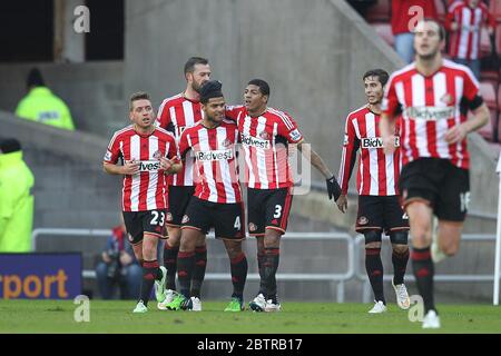 SUNDERLAND, ENGLAND - Patrick van Aanholt aus Sunderland feiert mit seinen Teamkollegen, nachdem er beim dritten Spiel des FA Cup zwischen Sunderland und Leeds United im Stadion of Light, Sunderland am Sonntag, den 4. Januar 2015 ihr erstes Tor erzielt hat. Stockfoto