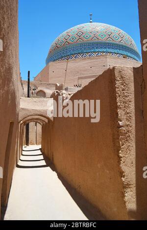 Blick auf die Kuppel der Moschee von Jameh von einer typischen Straße in der antiken Stadt Yazd Stockfoto