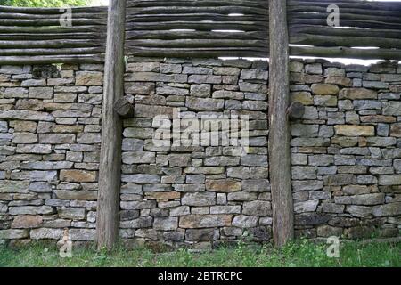 Rekonstruktion der keltischen Stadtmauer bei Finsterlohr Stockfoto