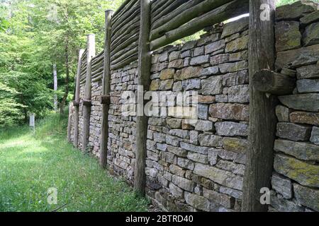 Rekonstruktion der keltischen Stadtmauer bei Finsterlohr Stockfoto