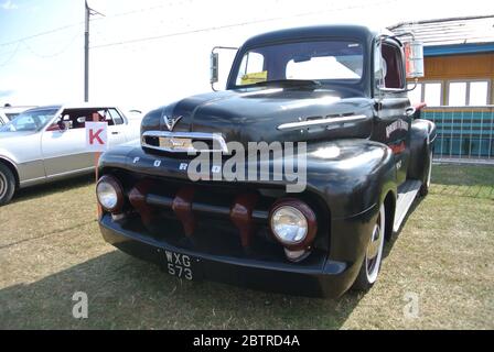 Ein 1952 Ford F1 Pickup Truck auf dem Display an der englischen Riviera Oldtimer-Show, Paignton, Devon, England, Großbritannien geparkt. Stockfoto