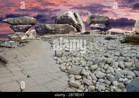 Diese geheimnisvolle Welt wurde mit der Landschaft von Kilve Beach (Somerset) und den Felsformationen von Brimham Rocks in den Yorkshire Dales geschaffen. Stockfoto