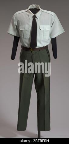 US Army Green Service Uniform Shirt getragen von Colin L Powell. Ein Uniform-Hemd der US Army für den grünen Dienst, getragen von Colin L. Powell als General und als Vorsitzender der Joint Chiefs of Staff. Das kurzärmelige, blassgrüne Hemd hat einen Standardkragen und schließt vorne in der Mitte mit sieben (7) runden, durchsichtigen Kunststoffknöpfen. Stockfoto