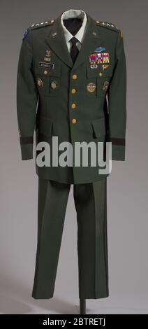 US Army Green Service Uniform getragen von Colin L Powell. Eine grüne Dienstuniform der US Army, die von Colin L. Powell als General und als Vorsitzender der Joint Chiefs of Staff getragen wurde, bestehend aus einer Jacke mit Dienstprämien und Abzeichen (.1a-V), einer Kleiderhose (.2), einem Kurzarm-Hemd (.3), einem Krawatte (.4) und einem Gürtel (.5). Stockfoto