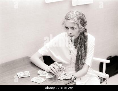 1960 Supermodel 'Twiggy' Backstage vor einer Modenschau 1968. Dame Lesley Lawson DBE - geboren am 19. September 1949 - ist ein englisches Model, Schauspielerin und Sängerin, weithin bekannt unter dem Spitznamen Twiggy. Sie war eine britische Kulturikone und ein prominentes Teenagermodell während der schwingenden sechziger Jahre in London. Twiggy war zunächst für ihre dünne Körperform (so ihr Spitzname) und das androgyne Aussehen bekannt, das sie aufgrund ihrer großen Augen, langen Wimpern und kurzen Haaren erblicken sollte.Sie wurde vom Daily Express zum "The Face of 1966" gekürt und zur britischen Frau des Jahres gewählt. 1967 hatte sie international modelliert. Stockfoto