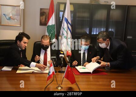 Beirut, Libanon. Mai 2020. Der chinesische Botschafter im Libanon, Wang Kejian (2. R), und der libanesische Kulturminister Abbas Mortada (2. L) unterzeichnen das Abkommen im Namen ihrer Regierungen während einer Zeremonie im libanesischen Kulturministerium in Beirut, Libanon, am 27. Mai 2020. China und Libanon haben am Mittwoch ein Abkommen unterzeichnet, das darauf abzielt, Kulturzentren in beiden Ländern zu schaffen, heißt es in einer Erklärung der chinesischen Botschaft im Libanon. Kredit: Bilal Jawich/Xinhua/Alamy Live News Stockfoto