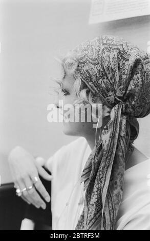 1960 Supermodel 'Twiggy' Backstage vor einer Modenschau 1968. Dame Lesley Lawson DBE - geboren am 19. September 1949 - ist ein englisches Model, Schauspielerin und Sängerin, weithin bekannt unter dem Spitznamen Twiggy. Sie war eine britische Kulturikone und ein prominentes Teenagermodell während der schwingenden sechziger Jahre in London. Twiggy war zunächst für ihre dünne Körperform (so ihr Spitzname) und das androgyne Aussehen bekannt, das sie aufgrund ihrer großen Augen, langen Wimpern und kurzen Haaren erblicken sollte.Sie wurde vom Daily Express zum "The Face of 1966" gekürt und zur britischen Frau des Jahres gewählt. 1967 hatte sie international modelliert. Stockfoto