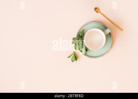 Zwei leere schöne Tassen für Kaffee und Tee auf einem hellen Hintergrund. Platz für Text Stockfoto