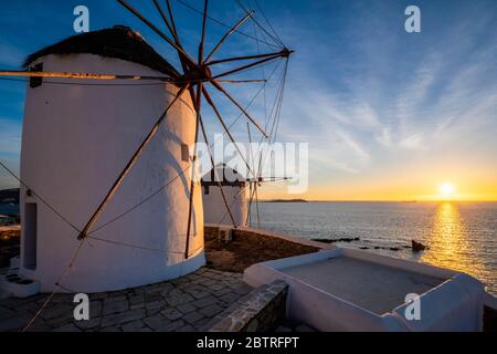 Traditionelle griechische Windmühlen auf der Insel Mykonos bei Sonnenaufgang, Kykladen, Griechenland Stockfoto