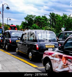 Traditionelle Londoner Black Taxis parkten, warten auf EINE Fahrkarte, mit No People Stockfoto