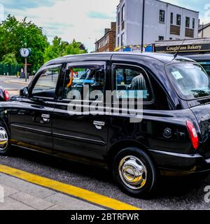 Traditionelle Londoner Black Taxis parkten, warten auf EINE Fahrkarte, mit No People Stockfoto