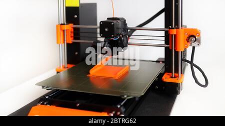 Kartesischer 3D-Drucker auf der Basis von FFF (Fused Filament Fabrication) oder FDM (Fused Deposition Modeling), dem am weitesten verbreiteten und preisgünstigsten 3D-Druck Stockfoto