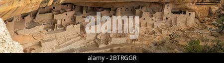 CO00239-00...COLORADO - Cliff Palace Dorf mit Alkoven, das vor über 700 Jahren von den Vorfahren Puebloans mit zahlreichen Türmen und Kivas gebaut wurde und heute Teil von M Stockfoto