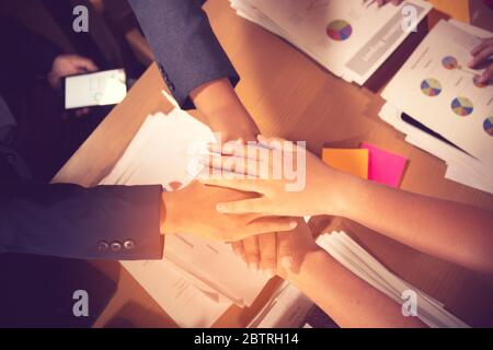 Erfolg und Siegerkonzept - glückliches Business-Team feiert Sieg im Büro.Vintage Farbe Stockfoto