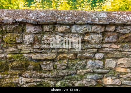 Jahrhunderte alte Steinmauer, mit Schichten von unebenen, zementierten lokalen Mauerwerk, mit gebogenen Spitze gebaut. Lincolnshire, England, Großbritannien. Stockfoto