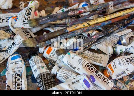 Kunstmaterialien in einem Künstleratelier. Stockfoto