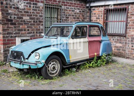 Altes verlassene Citroen Diane geparkt in der Hidden Lane Cul-de-Sac eArgyle Street, Glasgow Stockfoto