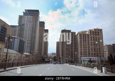 Sonnige Autostraße. Altes Baku und Pinien. Blick auf Baku von der Straße in der Nähe des Felsens am Kaspischen Meer in Aserbaidschan Verkehr die Straßen . Baku Stockfoto