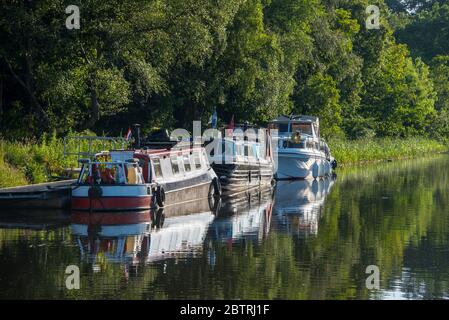 Drei Boote liegen auf dem Forth & Clyde Kanal in Falkirk. Stockfoto