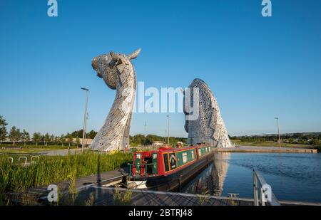 Forth & Clyde Canal mit Boot und Kelpies Skulpturen im Helix Park Falkirk Stockfoto