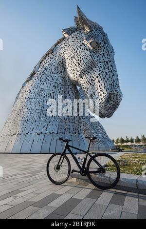 Eine der Kelpies-Skulpturen im Helix Park Falkirk mit Fahrrad im Vordergrund. Stockfoto