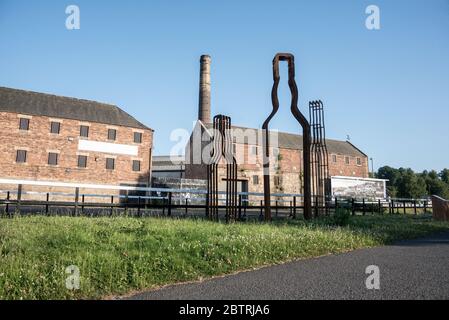 Whisky Bottle Skulpturen gegenüber der verdarben Roseband Distillery, Lock 2, Forth & Clyde Canal, Falkirk Stockfoto