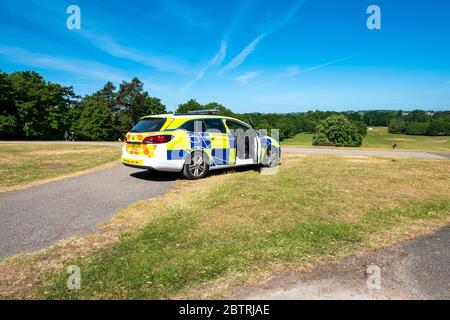 Polizeiwache Auto in einem öffentlichen Park während der Sperre 2020 Stockfoto