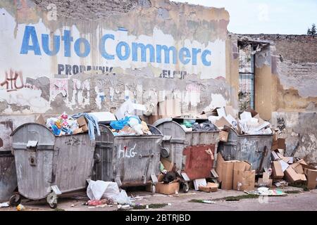 SUBOTICA, Serbien - 12. AUGUST 2012: Siedlungsabfälle Müllcontainer in Subotica, Serbien. Ab 2016 nur 10 Prozent der festen Abfälle wurde in Serbien recycelt. Stockfoto