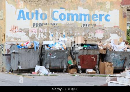 SUBOTICA, Serbien - 12. AUGUST 2012: Siedlungsabfälle Müllcontainer in Subotica, Serbien. Ab 2016 nur 10 Prozent der festen Abfälle wurde in Serbien recycelt. Stockfoto