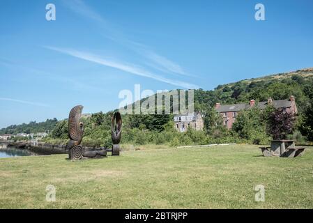 Holzbank mit geschnitzten Schwanen und Enten im Bowling Harbour bei Glasgow Scotland. Stockfoto